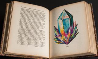 Historisches Mineralogiebuch mit Farbillustrationen